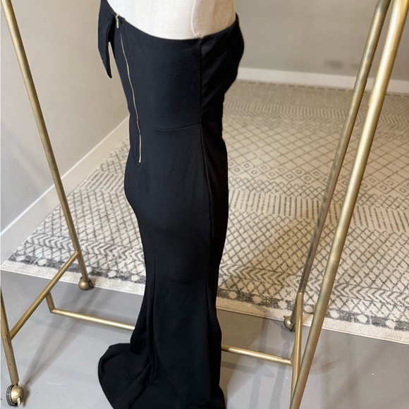 Elegant Black Off-Shoulder Dress - Picture 5 of 5